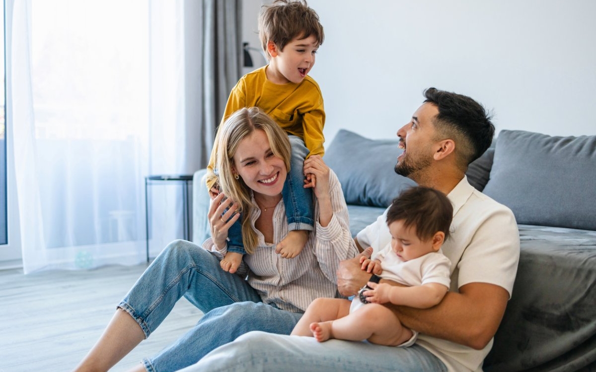 Minimalism în familie: cum trăiești mai simplu și mai fericit cu copii mici