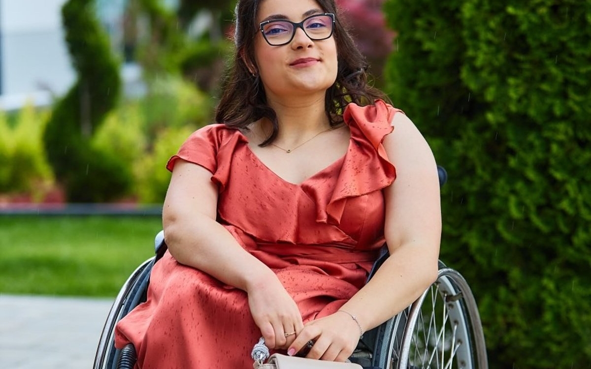 Alina este imobilizată în scaun cu rotile, dar vrea să-și ia permisul auto și să meargă la facultate. Este un exemplu de putere și curaj!