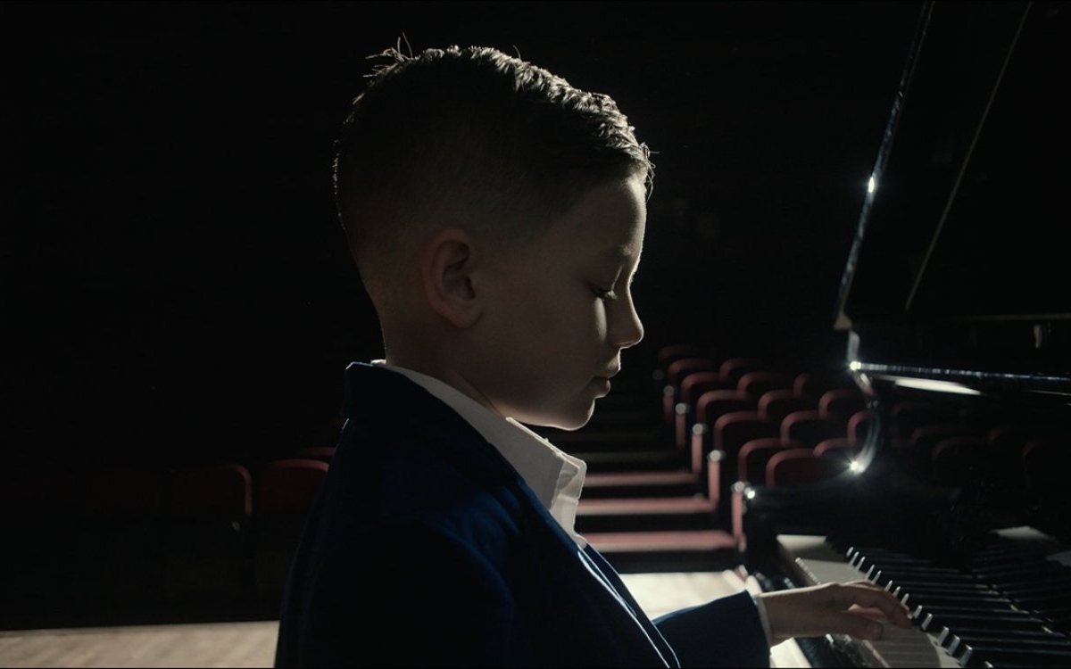 Luca Uzun, un copil de numai 10 ani din Constanța face senzație peste hotare! Micul pianist a câștigat 7 medalii în Los Angeles