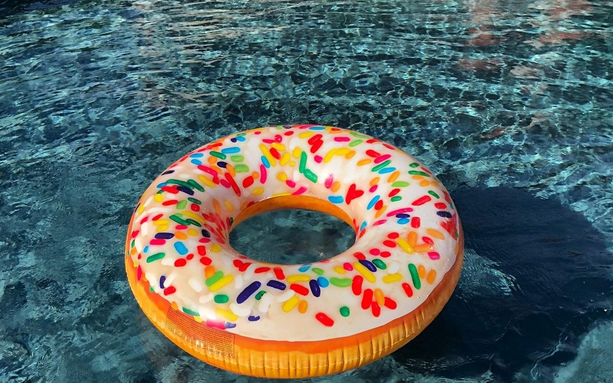 Un copil de 3 ani a murit înecat în piscina unei pensiuni. Familia este în stare de șoc