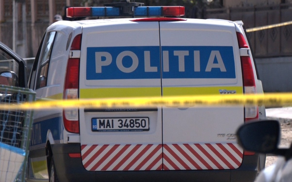 O fetiță din Mureș de 7 ani a murit strivită de un dulap, în casă. Se afla în grija fratelui mai mare