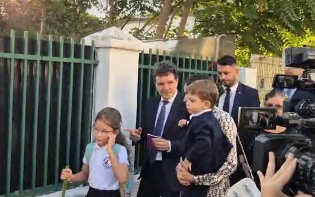 Fetița lui Nicușor Dan, alături de tatăl ei în prima zi de școală. Ce se întâmplă cu protestele profesorilor în București