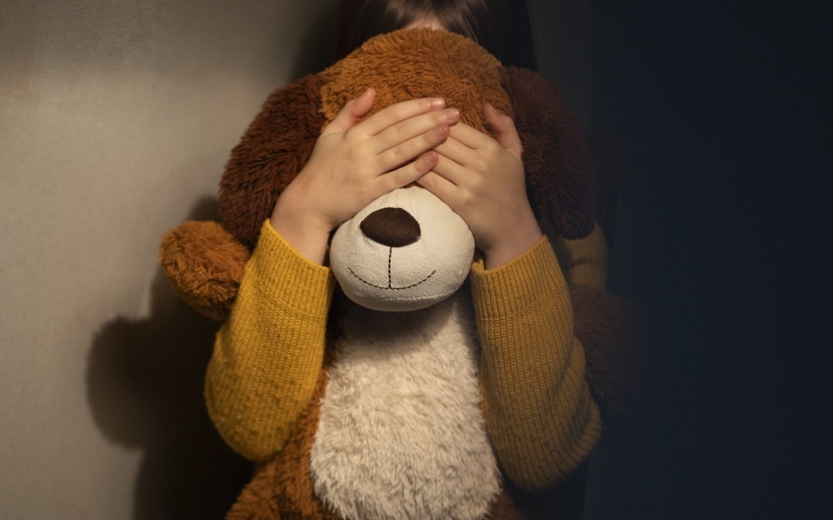 Strigător la cer! O copilă de doar 13 ani a ajuns să fie violată de fostul învățător de 71 de ani. Propria mamă și bunică și-au dat acordul