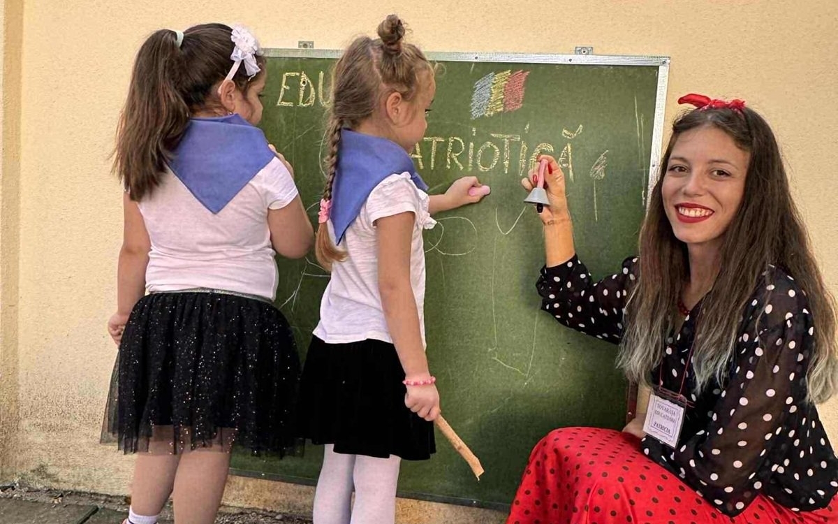 Copiii de la o grădiniță din Satu Mare au fost îmbrăcați ca „șoimii patriei" și „pionieri" în prima zi a anului școlar