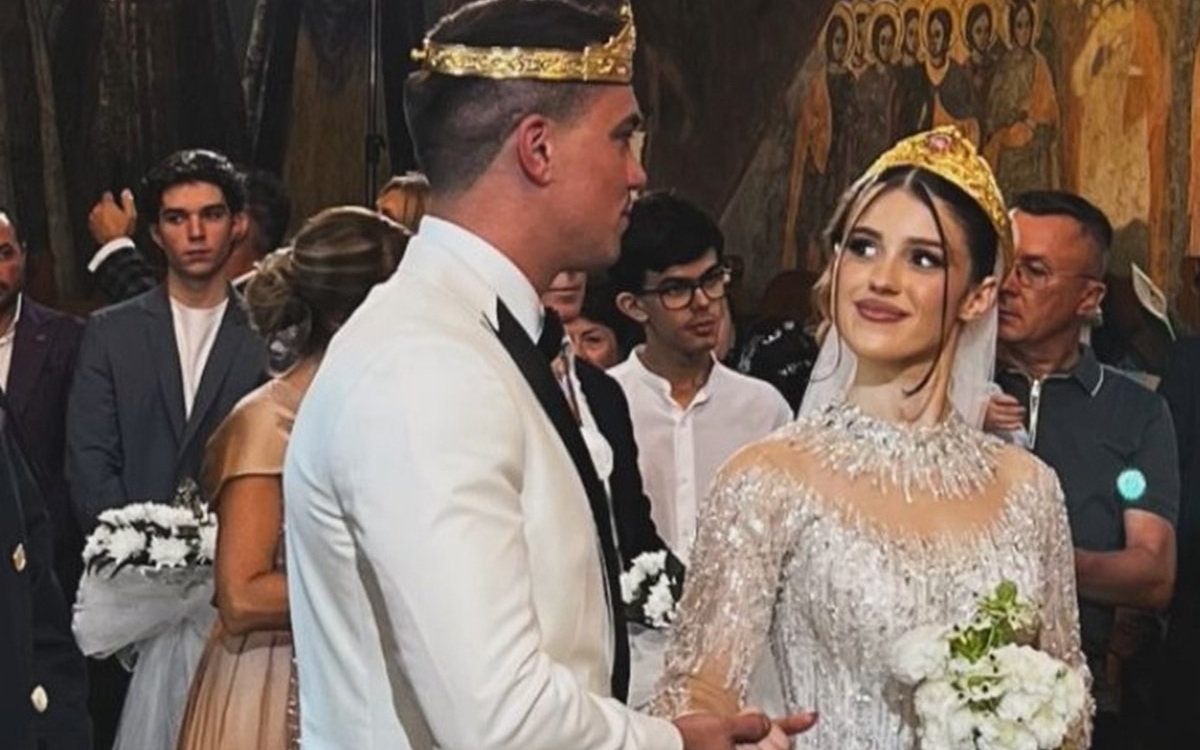 Ivona, fiica lui Mugur Mihăescu s-a căsătorit religios cu alesul inimii ei. Imagini de colecție de la nuntă