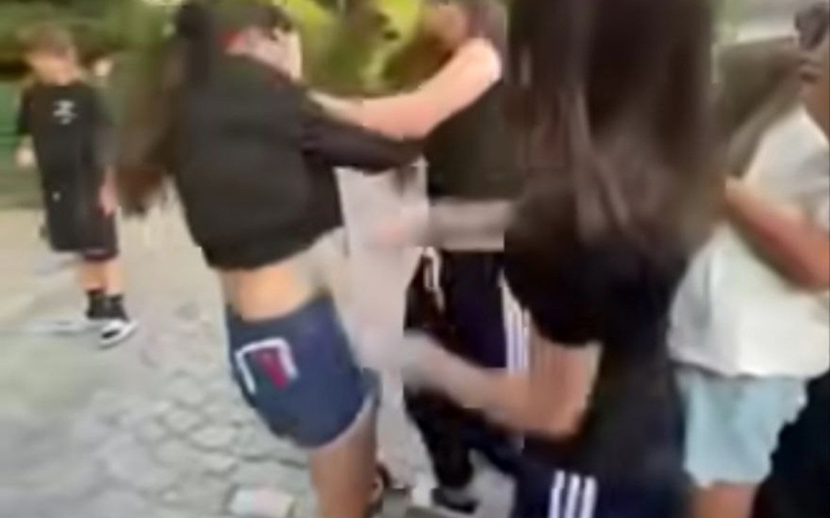 O fată din Tulcea a fost umilită și bătută în plină stradă de câteva adolescente. Nimeni nu a intervenit, deși se aflau în fața Parchetului Tulcea