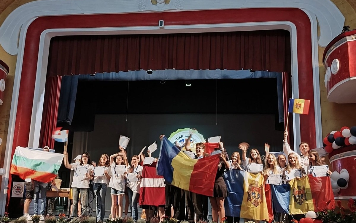 Elevii români ocupă locurile fruntașe la olimpiadele din lume! Au adus acasă 4 medalii de aur și 3 de argint la Olimpiada Internațională de Engleză