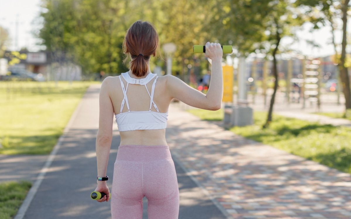 Retro walking: ce este și cum te poate ajuta