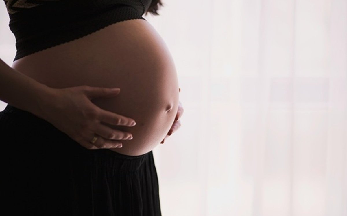 O minoră de 13 ani însărcinată cu iubitul de 19 ani a fost la un pas de moarte. A fugit din centrul de plasament pentru a locui cu tânărul