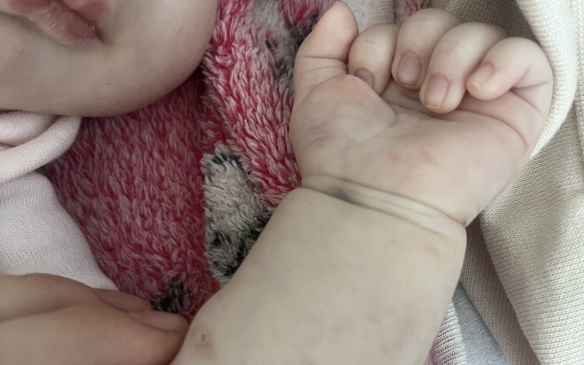 Clipe de coșmar pentru o mamă din Buzău după ce a ajuns la spital cu bebelușa ei de două luni. „A plâns minute întregi pe masă, iar eu, mama ei, nu aveam voie să stau lângă ea”