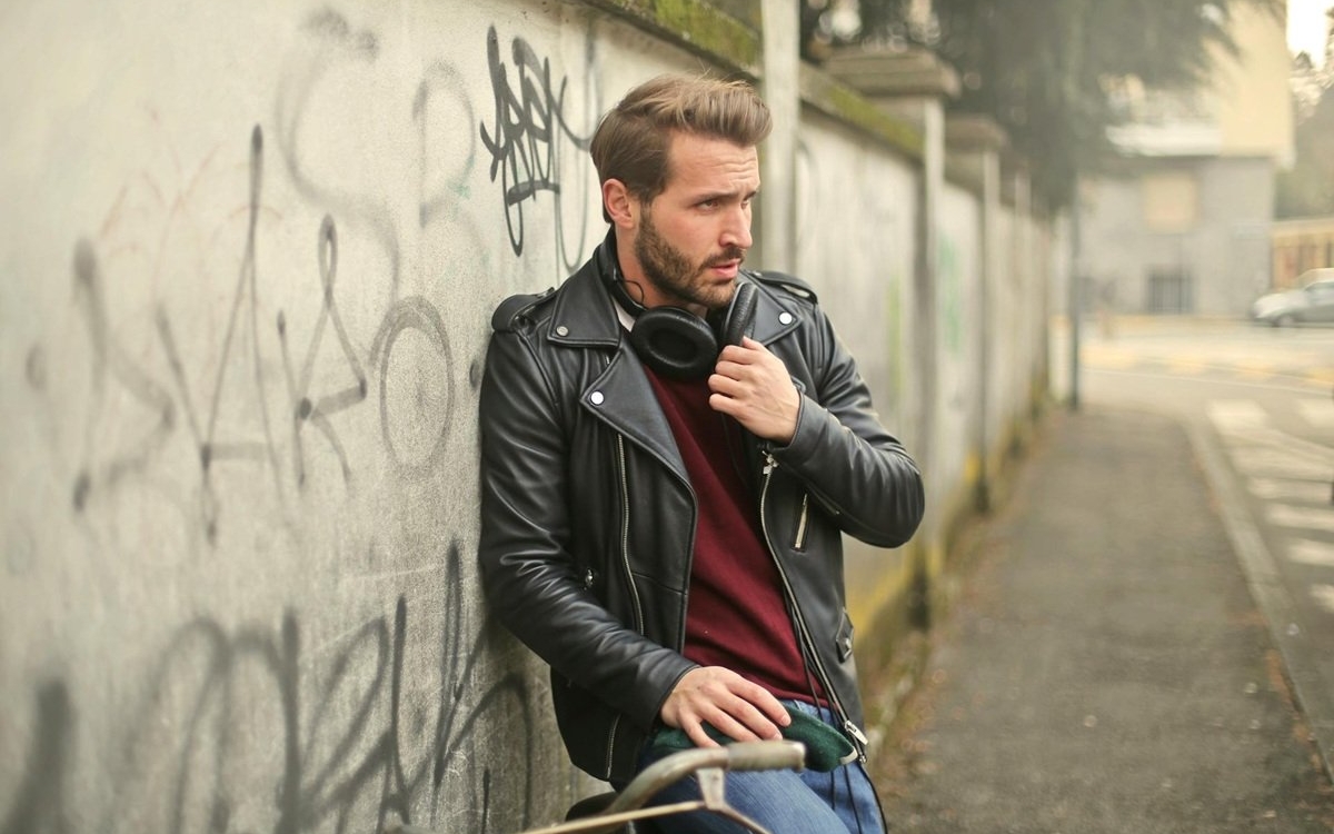 De ce geaca din piele rămâne un simbol al stilului masculin