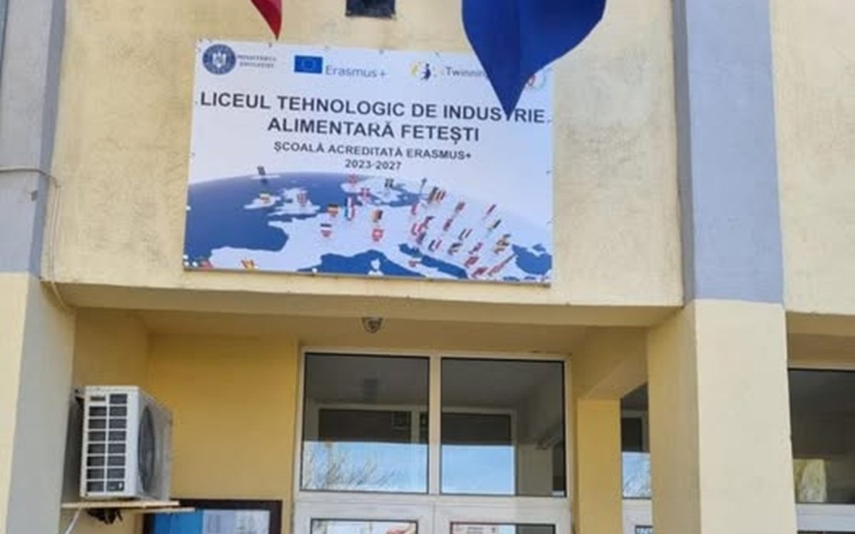 Caz tulburător la un liceu din Fetești. O elevă cu handicap a fost agresată de două colege, ajungând în spital timp de 4 zile. Agresoarele au primit ordin de restricție