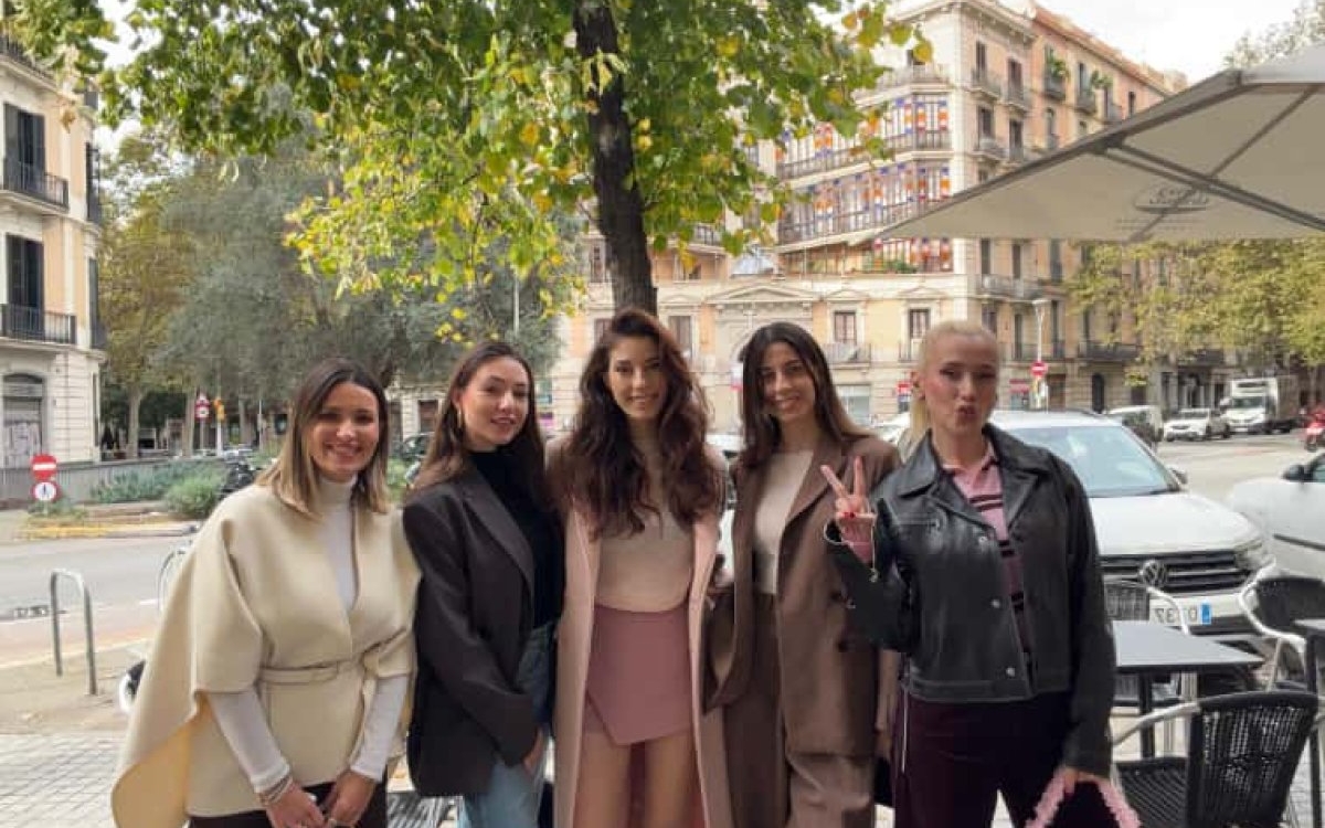 Ela Crăciun, escapadă de fete la Barcelona: „Eu nu prea sunt adaptată plecărilor cu fetele, însă mi-am dat seama cât de bine face!”