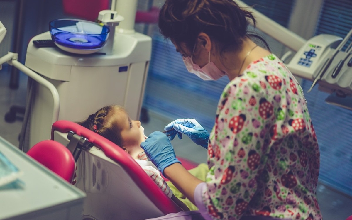 Ce trebuie să știi dacă mergi cu un copil mic la stomatolog. Protocolul pe care orice clinică trebuie să-l respecte: „Nu trebuie separat de mamă”