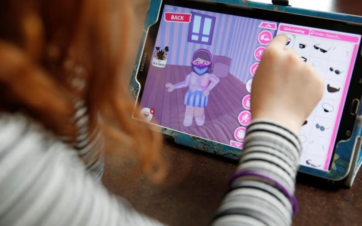 Copiii nu mai pot vorbi cu adulți necunoscuți în Roblox. Platforma impune recunoașterea facială