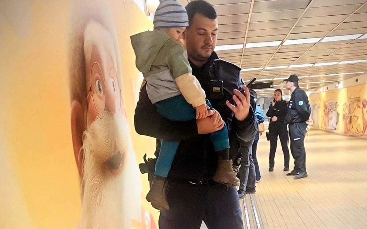 Imaginea care a topit internetul! Un băiețel de 3 ani este ținut în brațe de un agent de poliție după ce mama lui a început să aibă contracții la metrou
