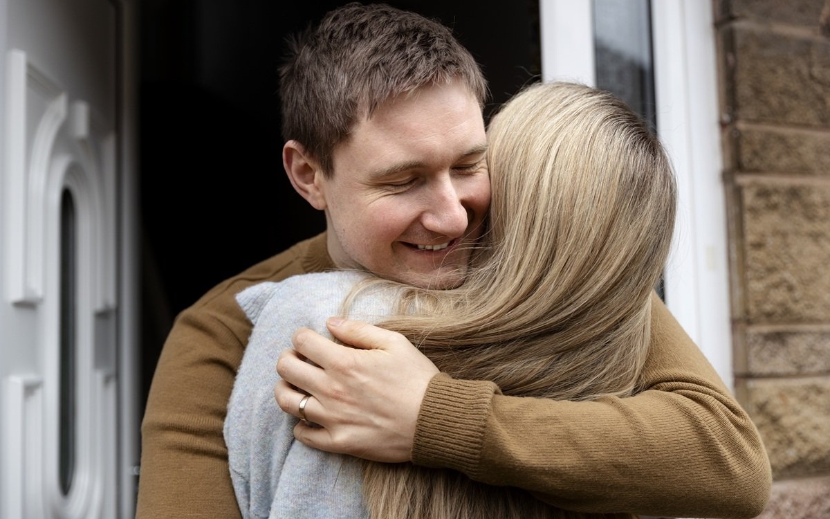 Am aflat că am un frate secret la 40 de ani. A fost tot timpul în curtea și în casa noastră, dar n-am știut că avem același sânge