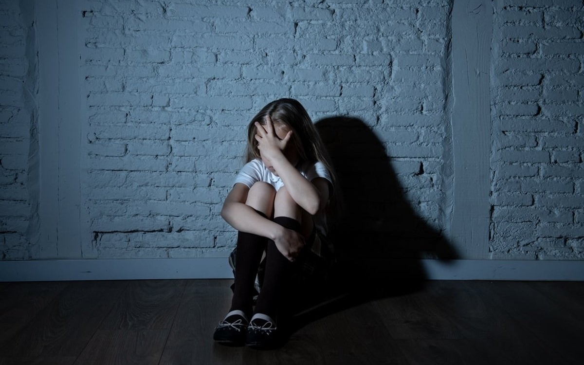 O copilă de 12 a fost violată în repetate rânduri de fratele ei mai mare. Coșmarul a început în urmă cu 5 ani