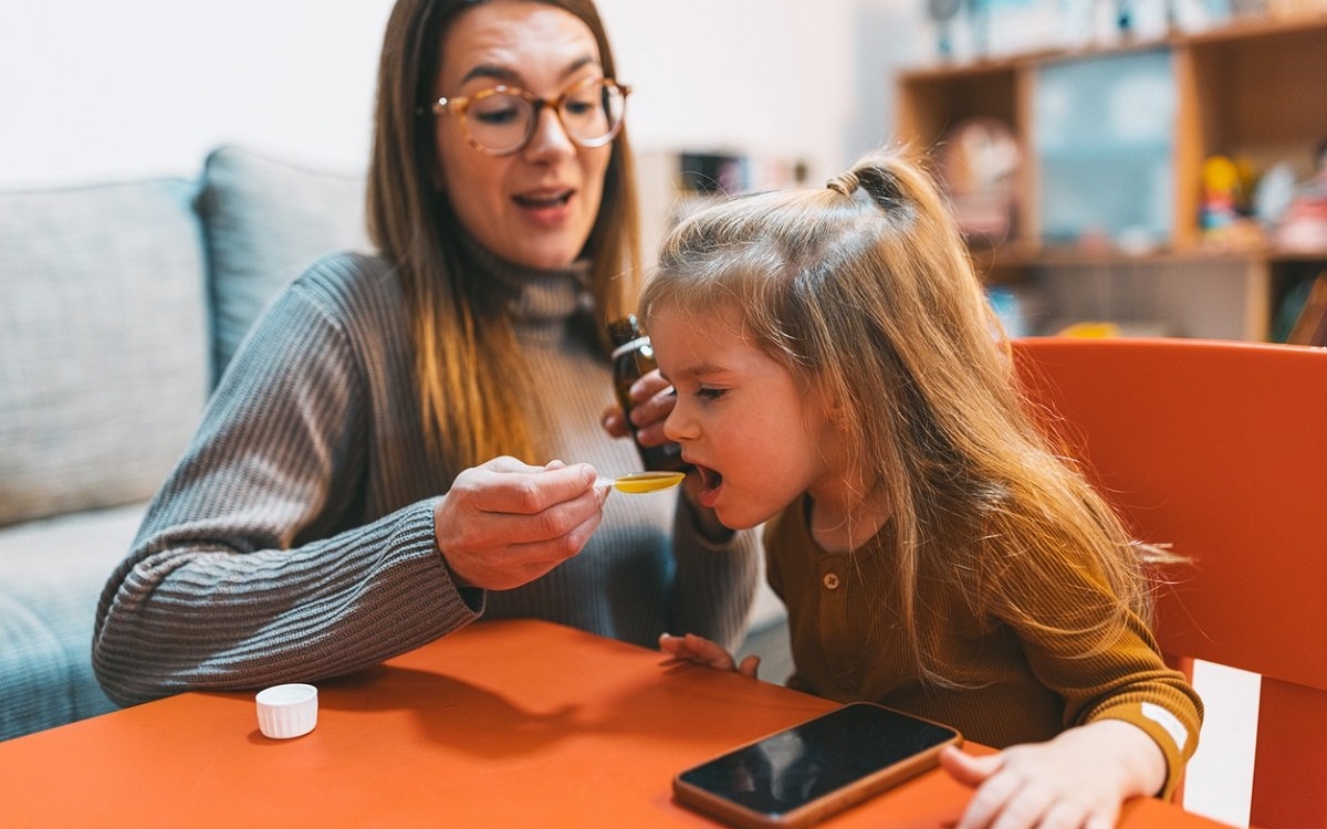 Cum îl protejezi pe cel mic în sezonul rece: Tusea și răceala, sub control