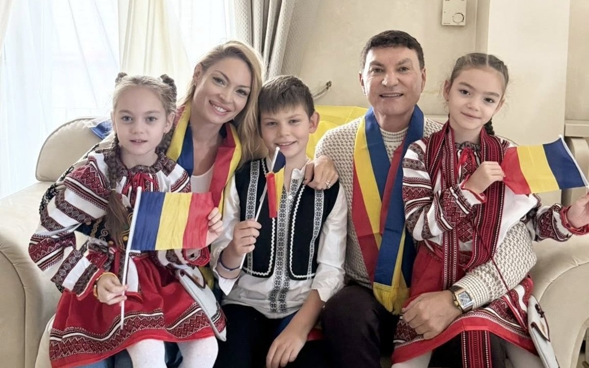 Copiii lui Cristi Borcea cu Valentina Pelinel, adevărați românași de 1 decembrie. Ce costume frumoase au purtat Milan, Rania și Indira
