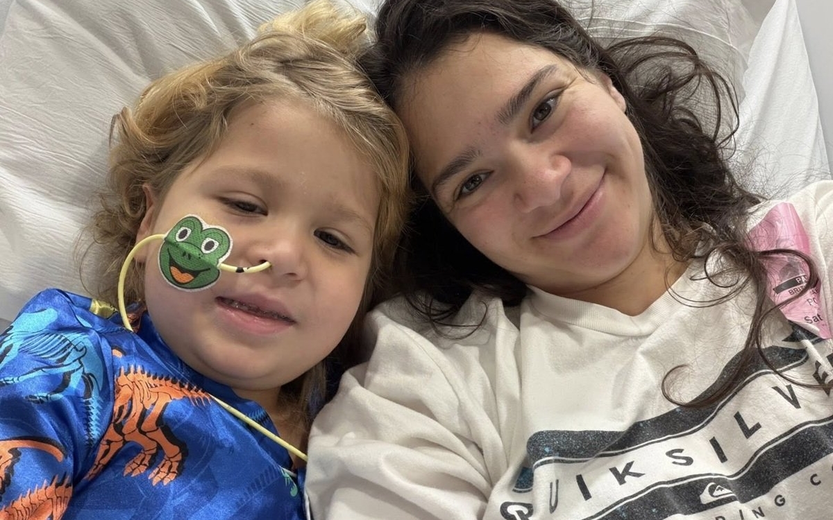 Durere fără margini. Un copil de 4 ani a primit diagnosticul de cancer în aceeași zi cu mama lui