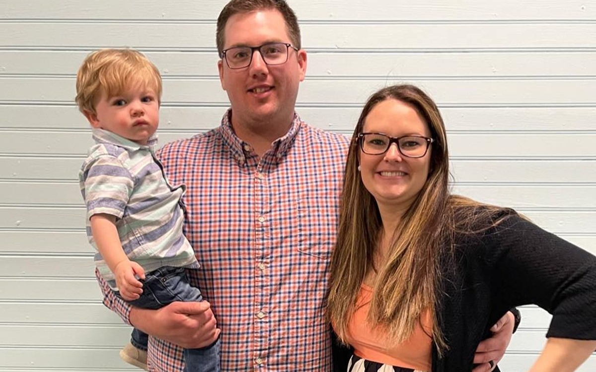 Un copil de 2 ani a fost găsit lângă părinții lui morți. Copilul se juca liniștit, crezând că mama și tatăl dorm