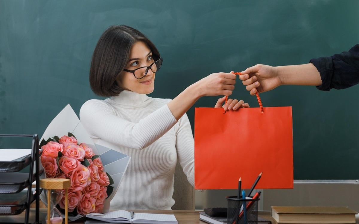 Crăciun "cu poveste" la o școală din Ciorogârla. Părinții sunt revoltați că trebuie să ofere sume uriașe pentru cadourile profesorilor