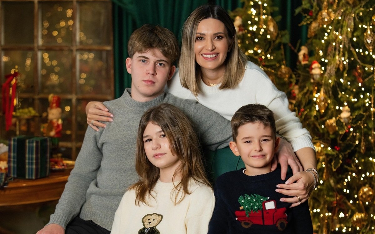 Ela Crăciun strălucește în noua ședință foto de sărbători: un an de succes încununat de recunoștință