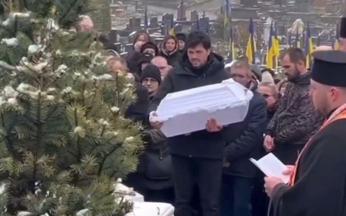 Imaginile durerii! Un tată ucrainean își leagănă pentru ultima dată fiul, într-un sicriu. A rămas sigur pe lume după ce și-a îngropat soția și cei doi copii, după un atentat la Ternopil