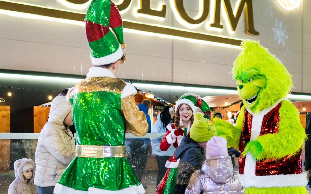 Moș Crăciun ajunge la „POLUL COLOSSEUM MALL” cu un convoi electric: 1.000 CP și „SĂNII” high-tech într-o paradă urbană