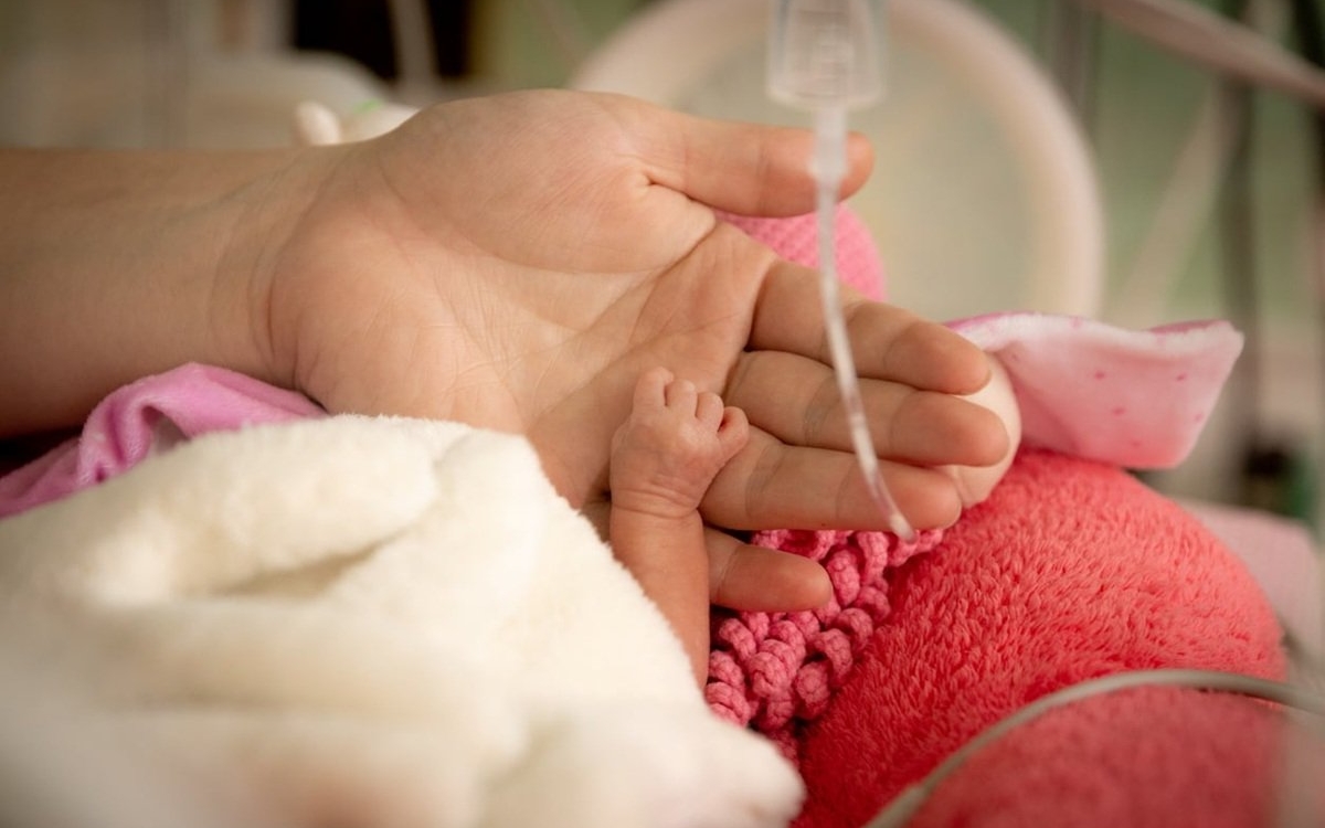 La 26 de săptămâni și doar 1kg, fiul meu a ales să trăiască. Ni s-a spus să ne pregătim pentru ce e mai rău dar azi îl țin acasă în brațe