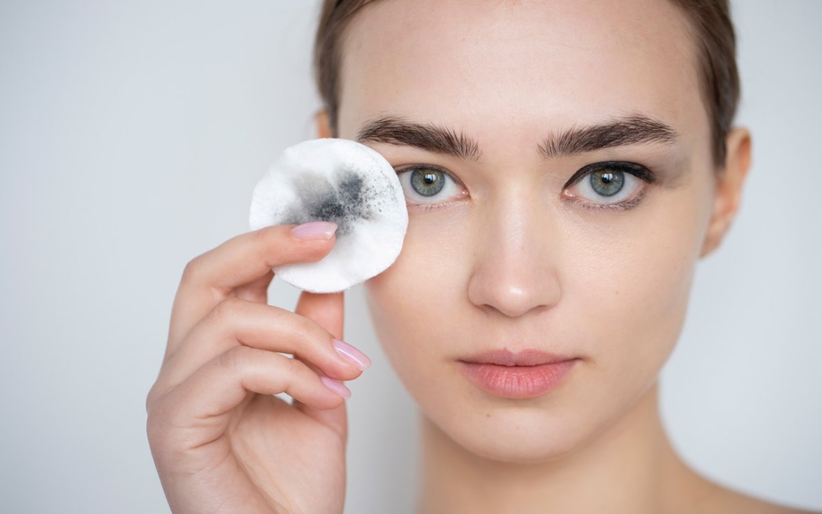 Cum alegi demachiantul potrivit în funcție de ten și de machiajul cotidian