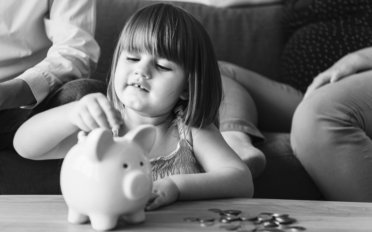 Alocațiile copiilor blocate în 2026 pentru al doilea an la rând. Fiecare copil pierde peste 900 de lei