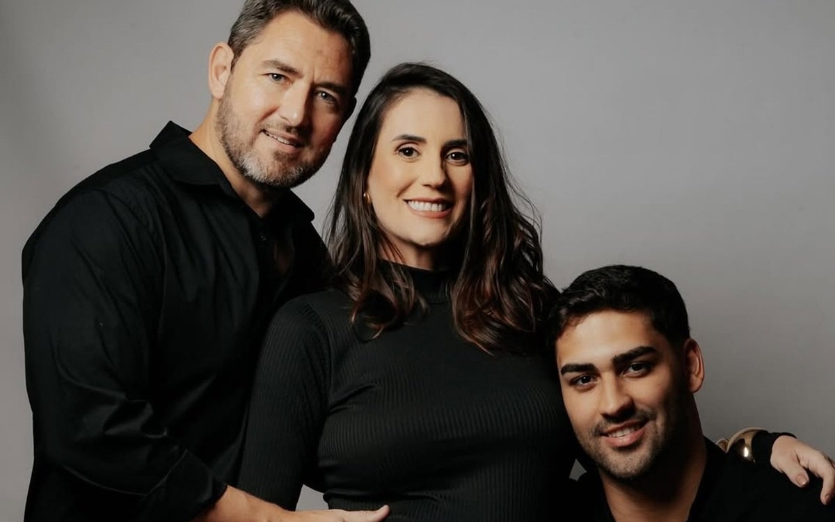 "Doi tați și o mamă". O femeie de 40 de ani a devenit mamă din nou, la 23 de ani de când s-a născut primul ei copil. Imaginile cu cei doi bărbați din viața ei au creat isterie în online