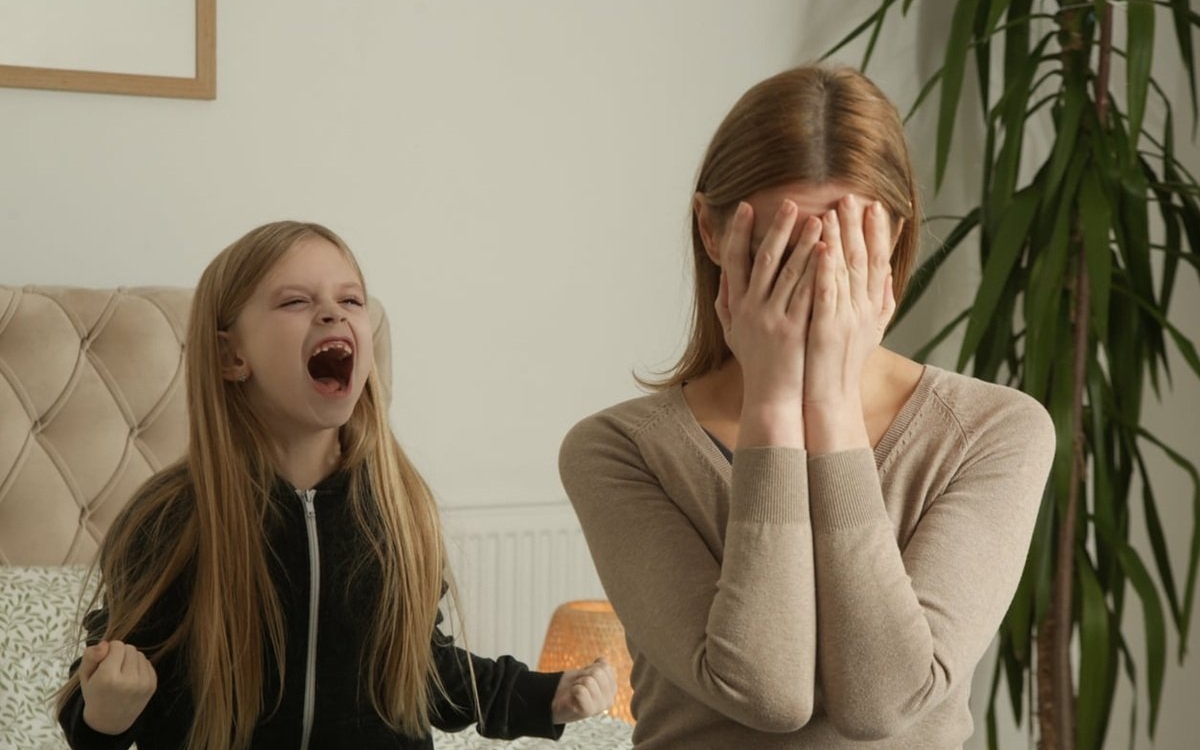 Sora mea de 9 ani ne-a împins mama însărcinată în 5 luni pe scări pentru că era geloasă pe bebeluș