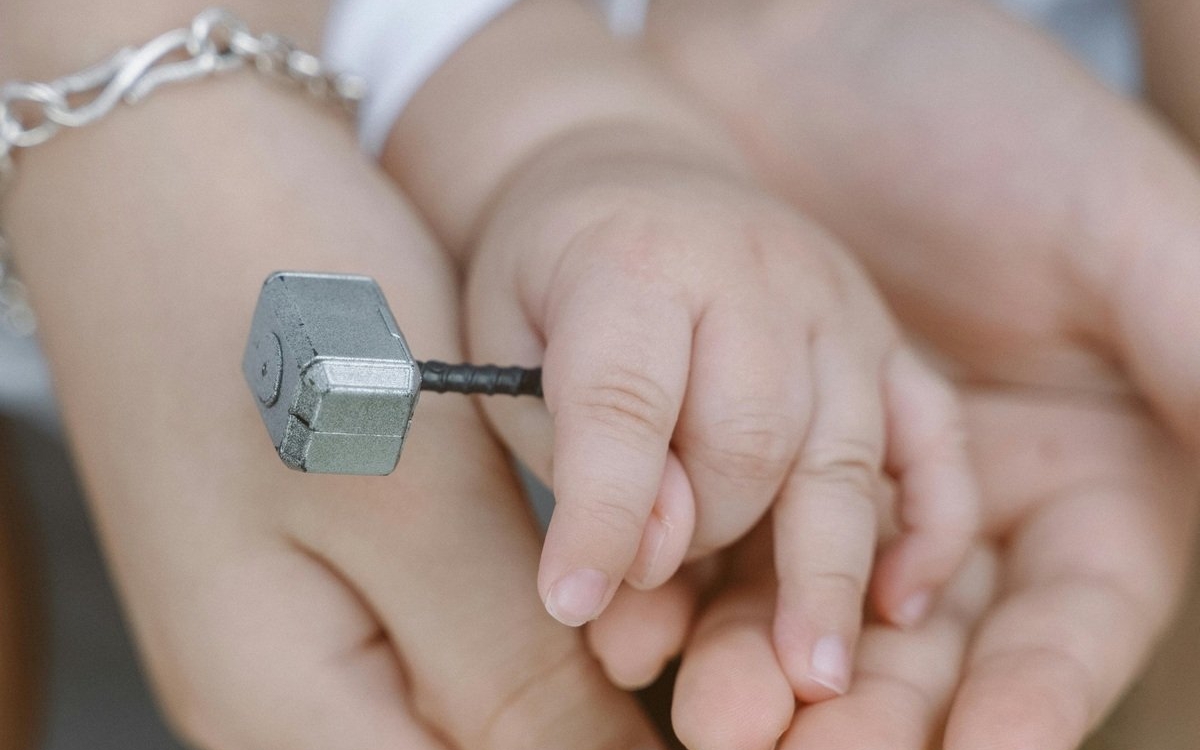 O mamă din Iași este condamnată la trei ani de închisoare după ce și-a bătut cu bestialitate copilul cu dizabilități