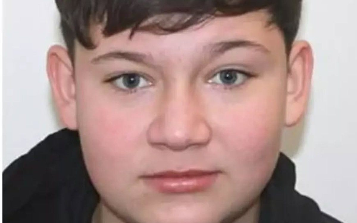 Un copil de 15 ani a fost ucis de un alt adolescent de 15 ani și unul de 13 ani. A fost găsit îngropat în curtea casei