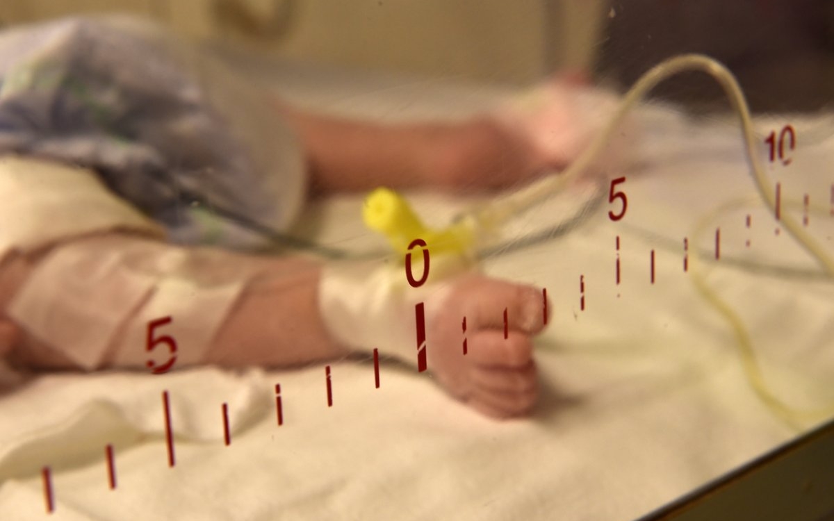 Un bebeluș român de numai 7 zile a murit în Grecia după ce familia l-a dus la o clinică veterinară, în stop cardio-respirator