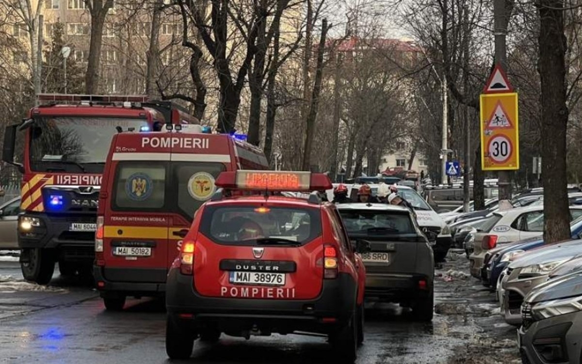 O fetiță de 5 ani a murit după ce a fost lovită de o masină în fața școlii. Era cu bunica ei care este acum în stare gravă