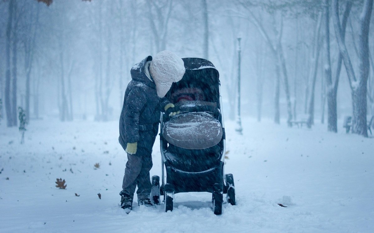 Somnul în frig, în plină iarnă, benefic pentru copii? Tot mai mulți părinti români adoptă controversata metodă nordică