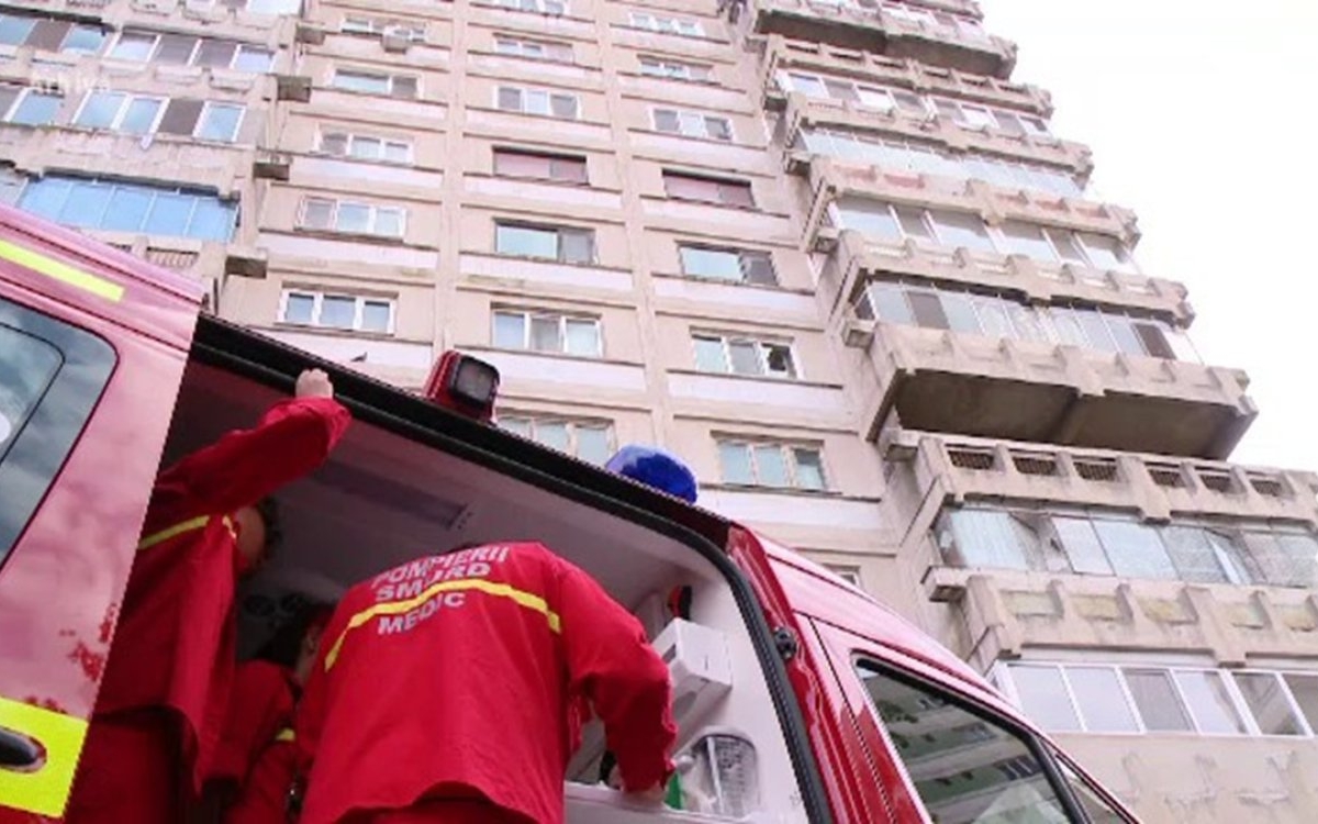 Un copil de 9 ani din Alba Iulia a căzut de la etajul doi al blocului unde locuiește. Era conștient când a ajuns salvarea