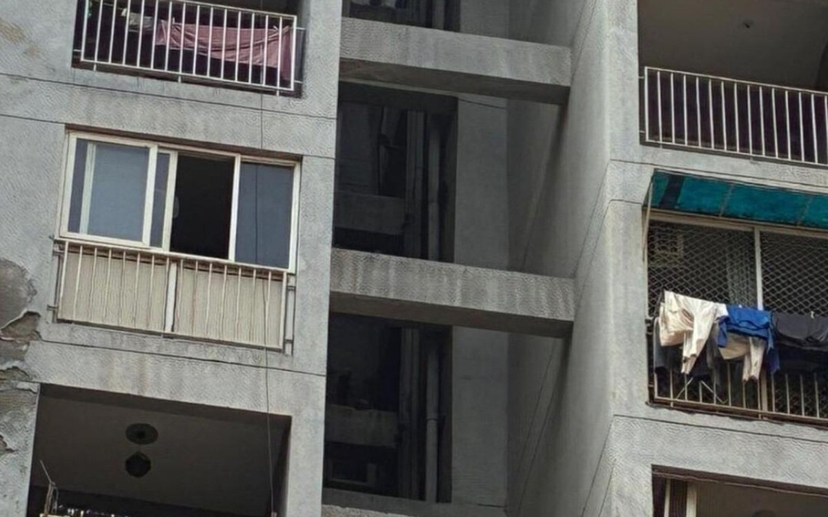 Trei copile de 12, 14 si 16 ani au murit după ce s-au aruncat de la etajul nouă. Părinții le-ar fi confiscat telefoanele