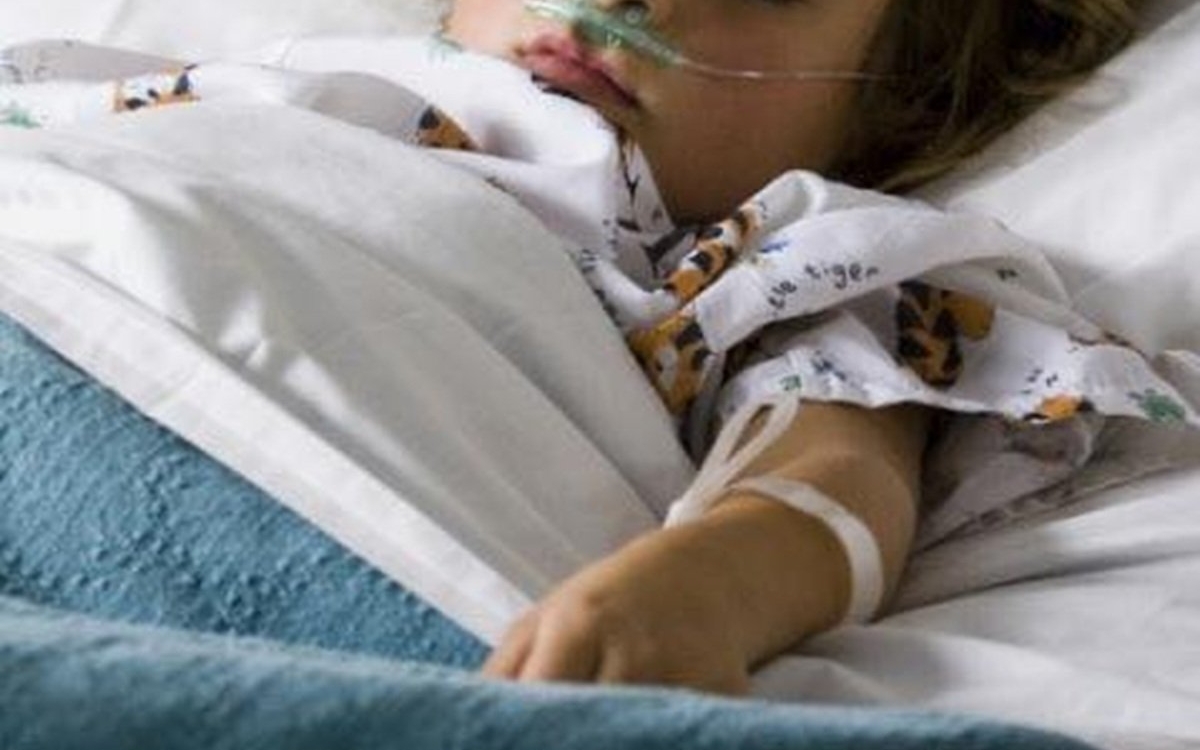 O copilă de 4 ani din Târgu Jiu se zbate între viață și moarte după ce ar fi fost bătută crunt de propria mamă. Femeia susține că fetița a căzut din pat