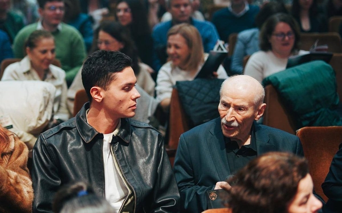 O imagine cât o mie de cuvinte: David Popovici alături de marele Victor Rebengiuc. Actorul a împlinit 93 de ani
