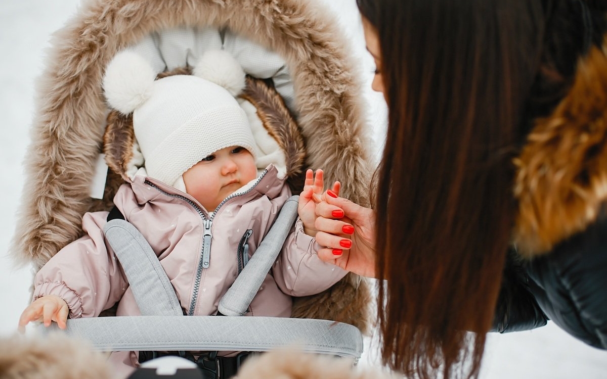 Cum îmbrăcăm bebelușul iarna? Greșeli de evitat pentru proaspeții părinți și nu numai