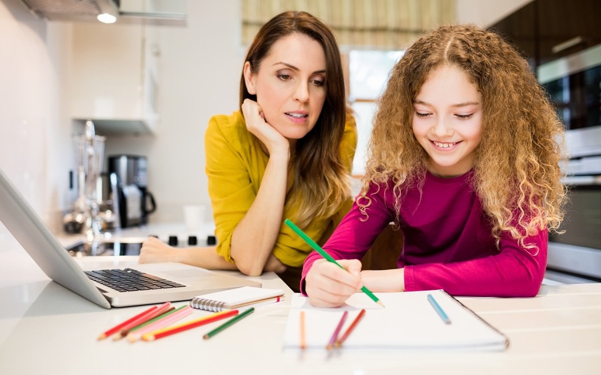 Da sau nu? Este bine să-ți ajuți copilul la teme?