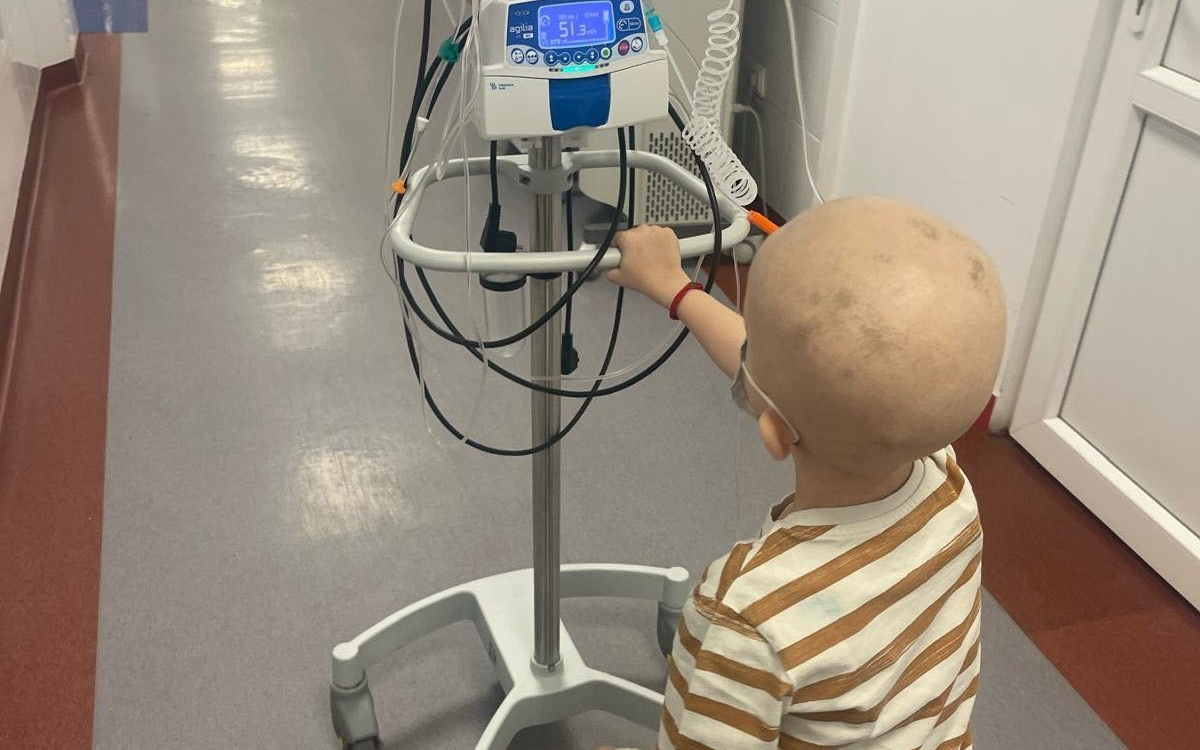 „El este Iustin, are doar 7 ani. În loc să alerge prin parc, împinge un stativ de chimioterapie", postarea sfâșietoare a unui părinte care se luptă pentru viața copilului său bolnav de cancer