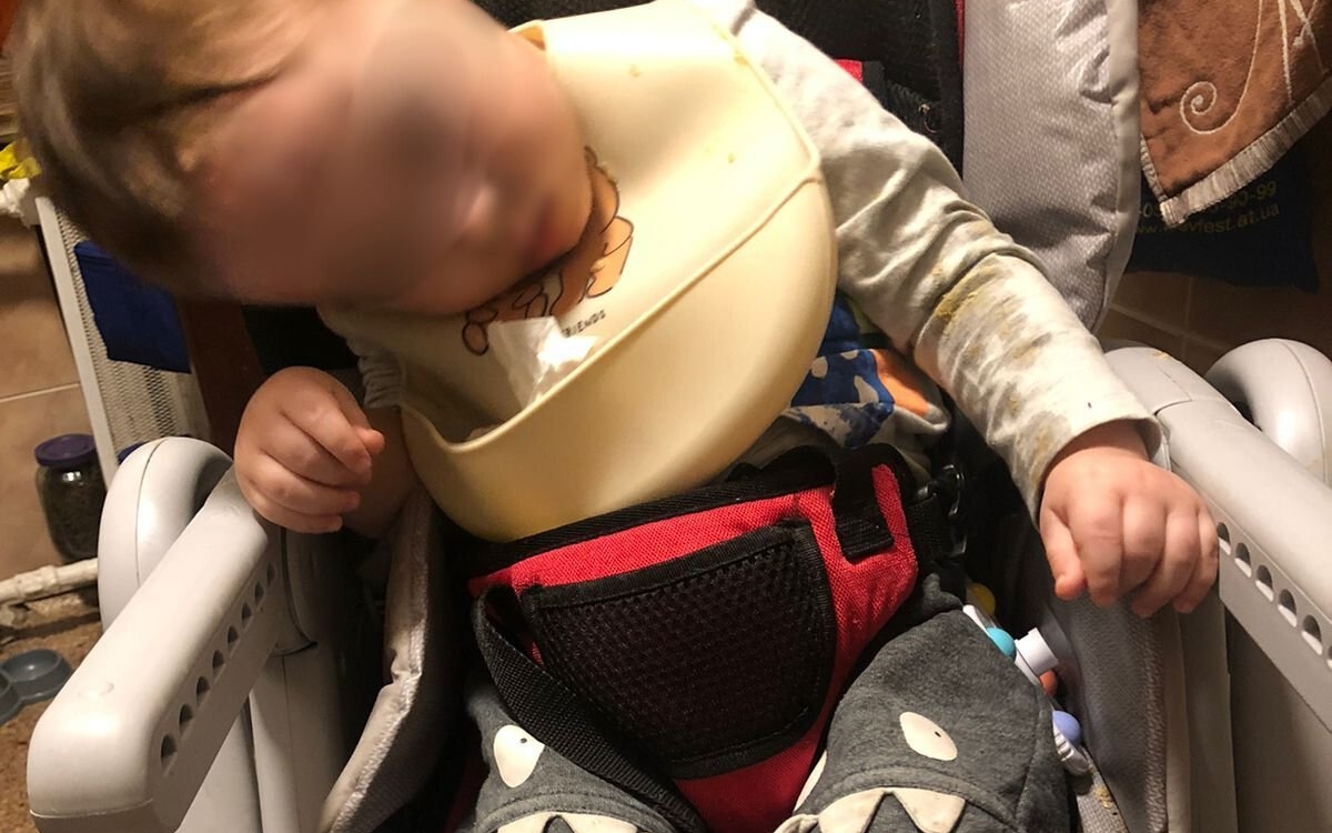 „Un copil condamnat la întuneric și o mamă mutilată". Povestea extrem de dureroasă a Mariei și fiului ei Tymofii de 3 ani, care se comportă ca un bebeluș de 6 luni din cauza unei erori medicale