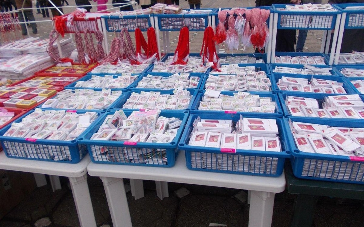 Un copil de 10 din Iași a fost amenințat cu DGASPC-ul de agenții Poliției Locale pentru că vindea mărțișoare. Are ADHD și strângea bani pentru mama lui bolnavă