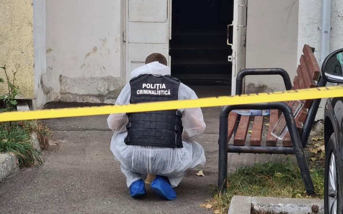 O fetiță de 7 ani din Iași a rămas în casă cu cadavrul mamei care a murit subit. Tatăl fetei era plecat în Germania